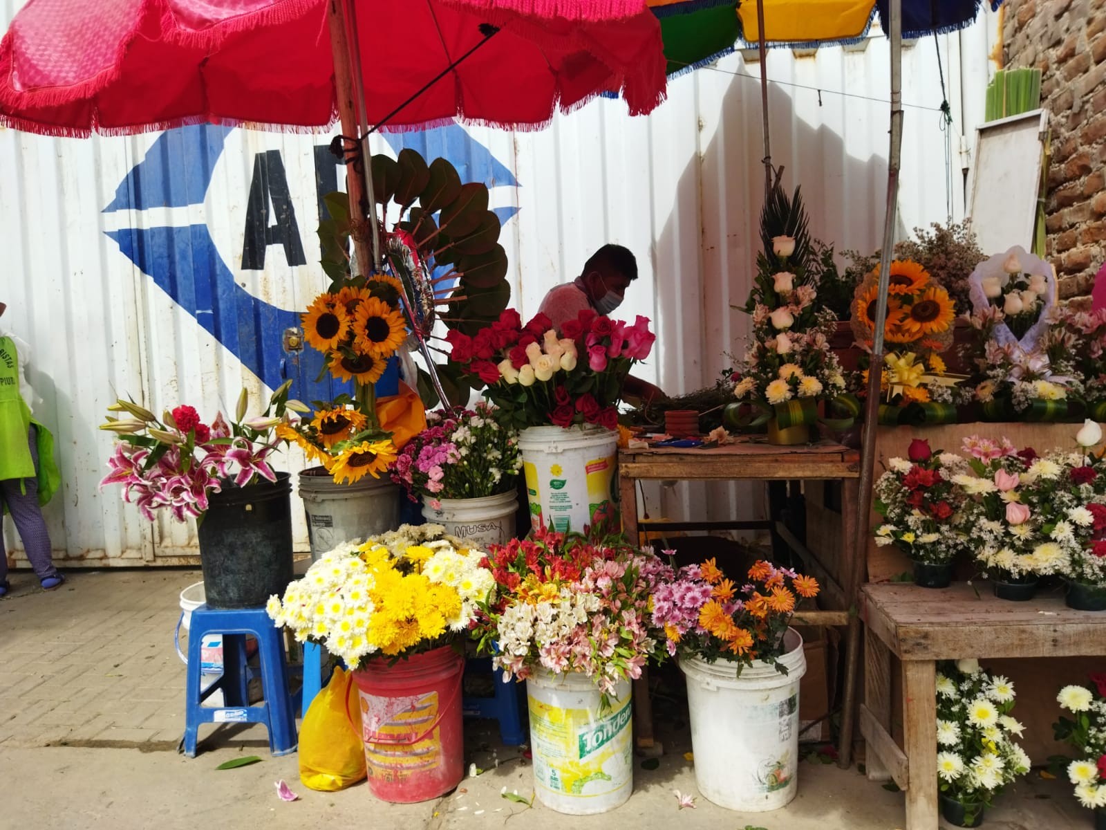 Piura: Floristas pierden miles de soles por cierre de cementerios