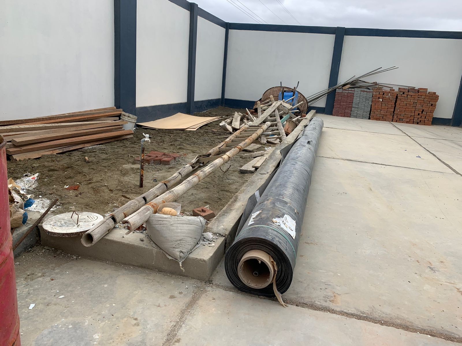 Identifican perjuicio de S/ 529 mil en obra de alcantarillado de Colán Obra de alcantarillado abandonada en Colán