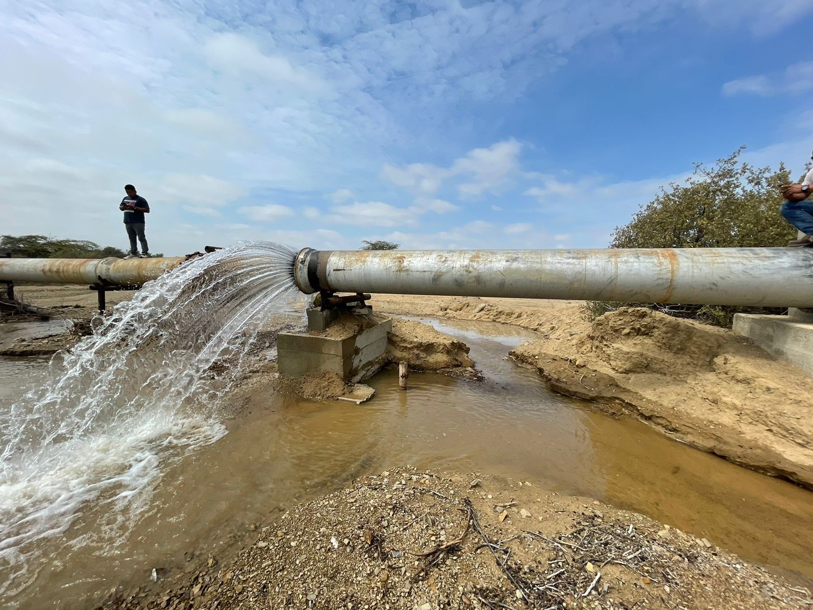 Usuarios de Talara se quedan sin servicio de agua desembone red principal