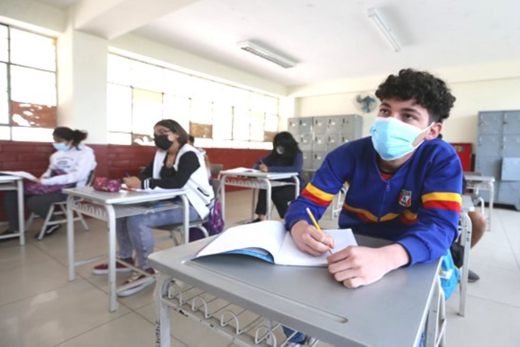 Clases presenciales en colegios urbanos será un máximo de cuatro horas diarias