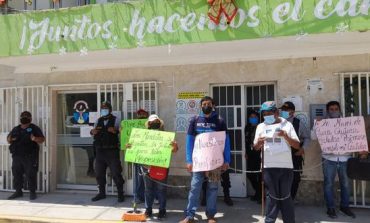 Extrabajadores de la Municipalidad de Castilla se encadenan para exigir reposición