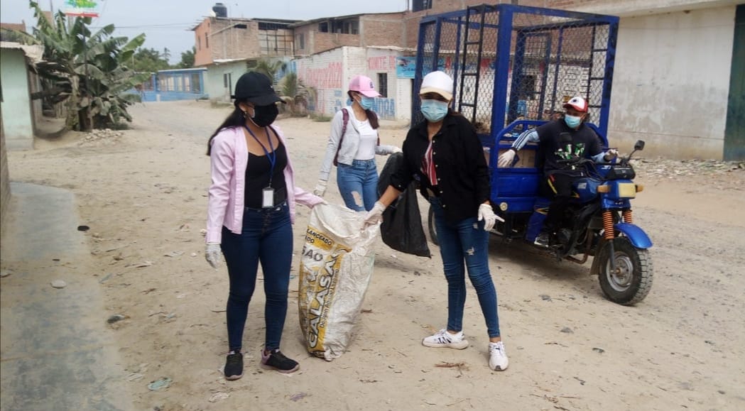 Realizan campaña de recojo de criaderos de zancudos en Tambogrande recolección de residuos en Tambogrande