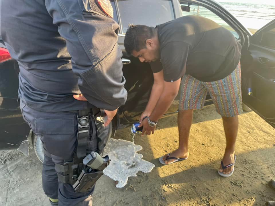 Piura: bañistas son obligados a arrojar sus bebidas alcohólicas por incumplir decreto