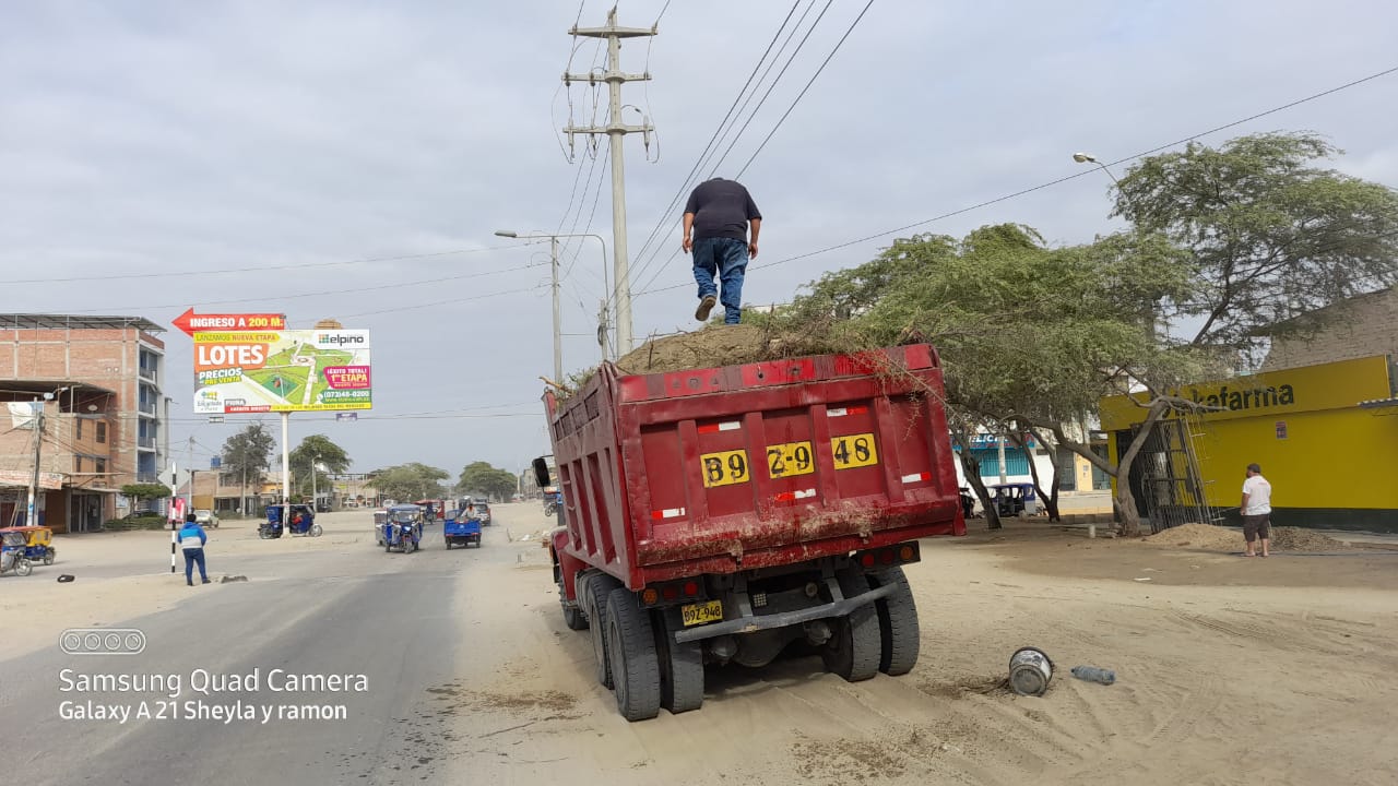 Piura: sancionan a volquete que venia arrojando arena en la vía pública