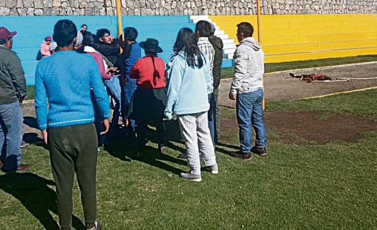 Primer feminicidio del 2022: un hombre apuñaló a su novia en un estadio de Huancavelica