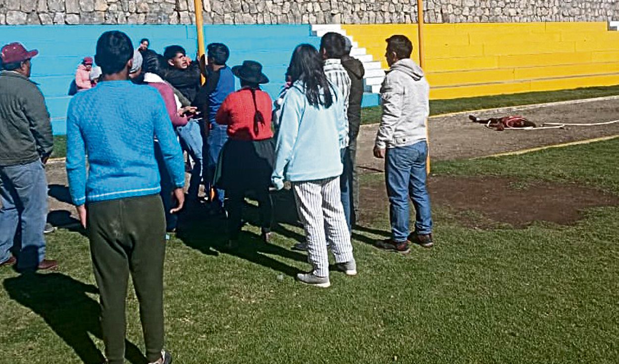 Primer feminicidio del 2022: un hombre apuñaló a su novia en un estadio de Huancavelica