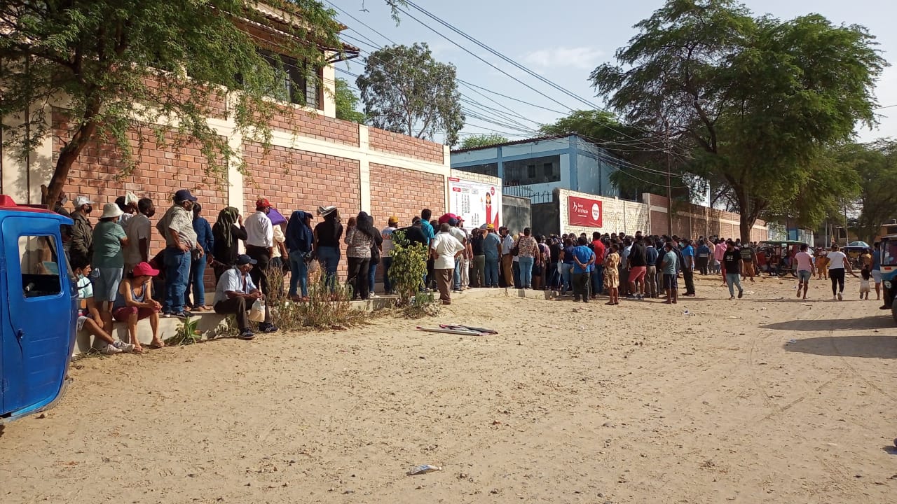 Piuranos forman largas filas y se aglomeran para cobrar bono Yanapay