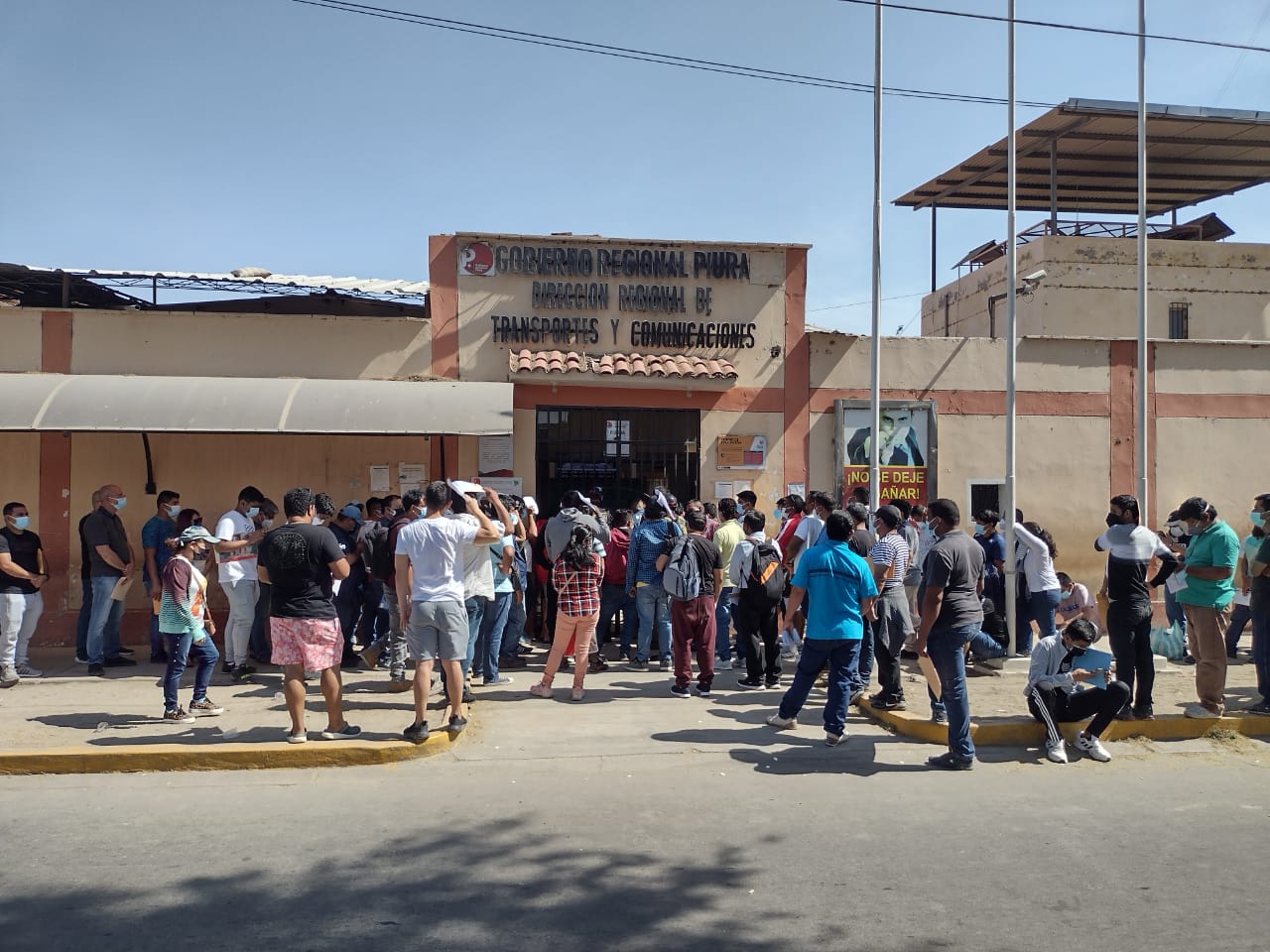 Piura: aglomeración y caos en los exteriores de la Dirección Regional de Transportes