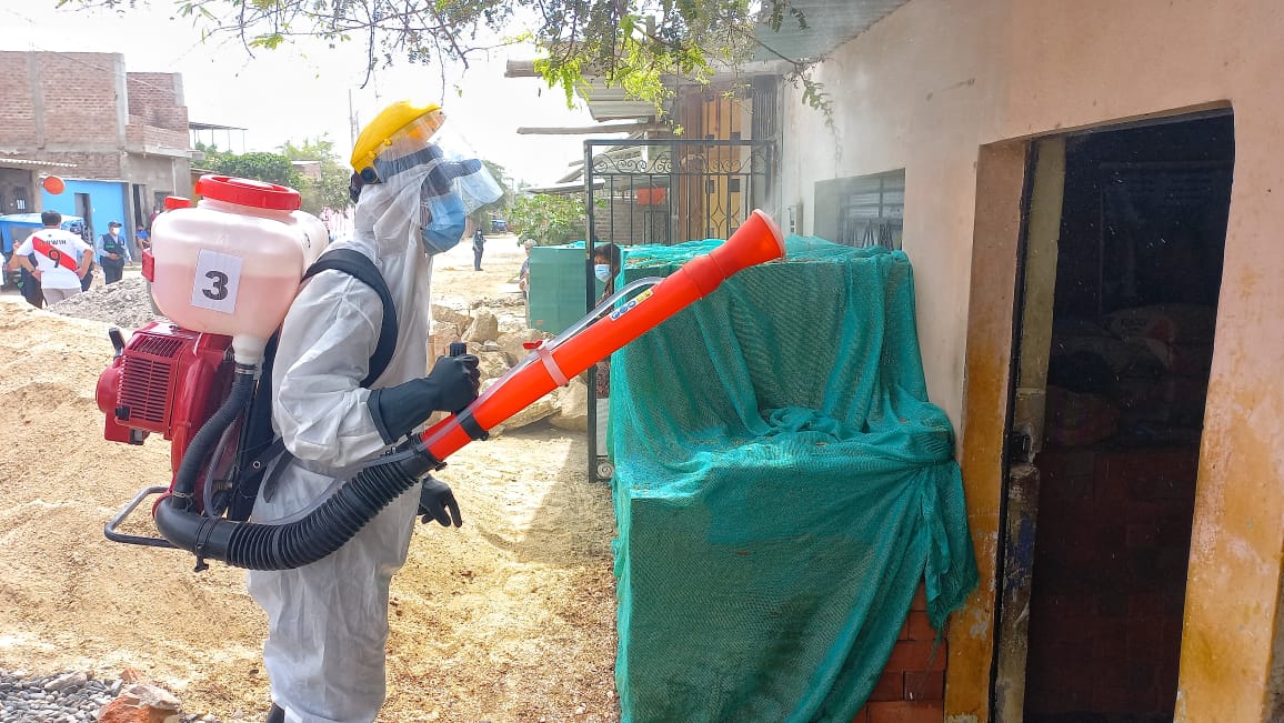 Piura: desinfectan viviendas de Veintiséis de Octubre ante incremento de casos covid-19