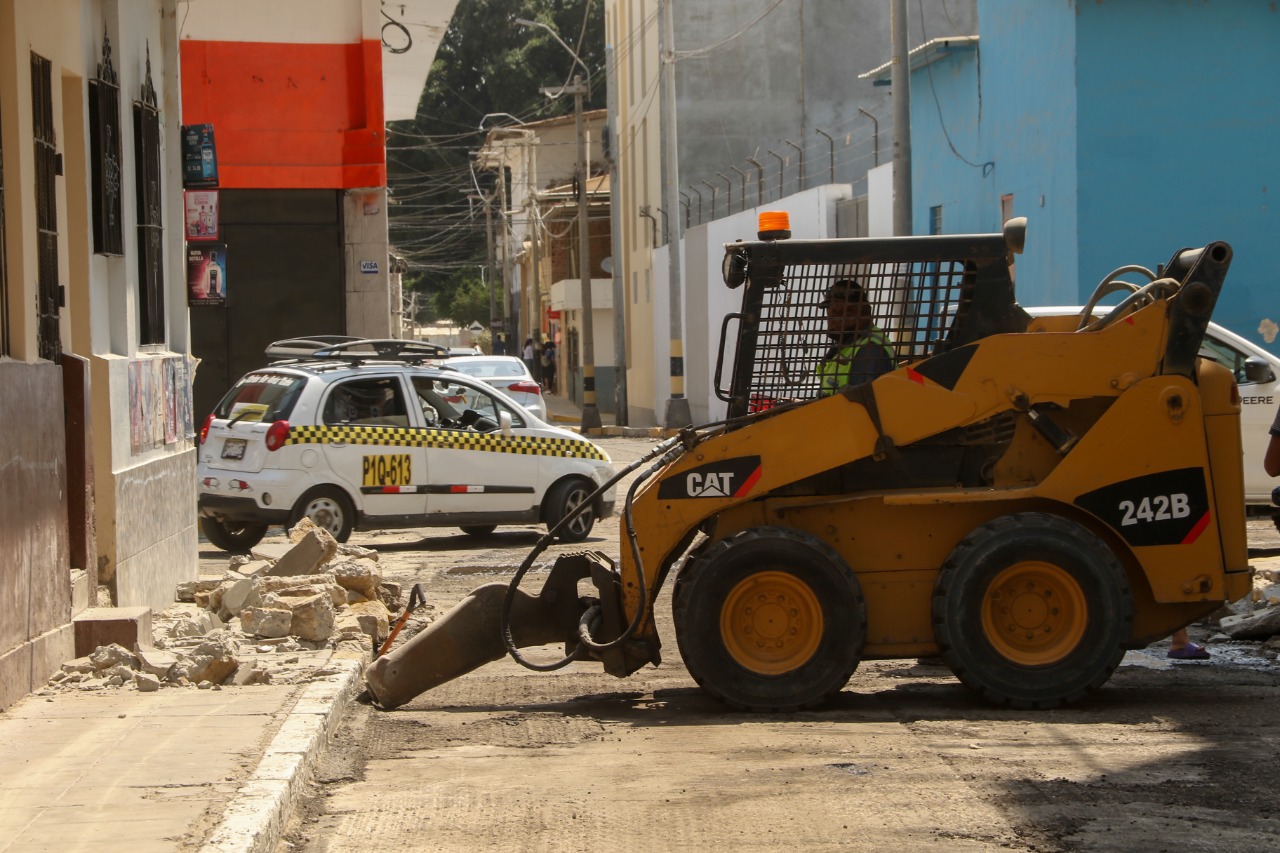 Inician de recuperación de pistas y veredas del centro de Piura