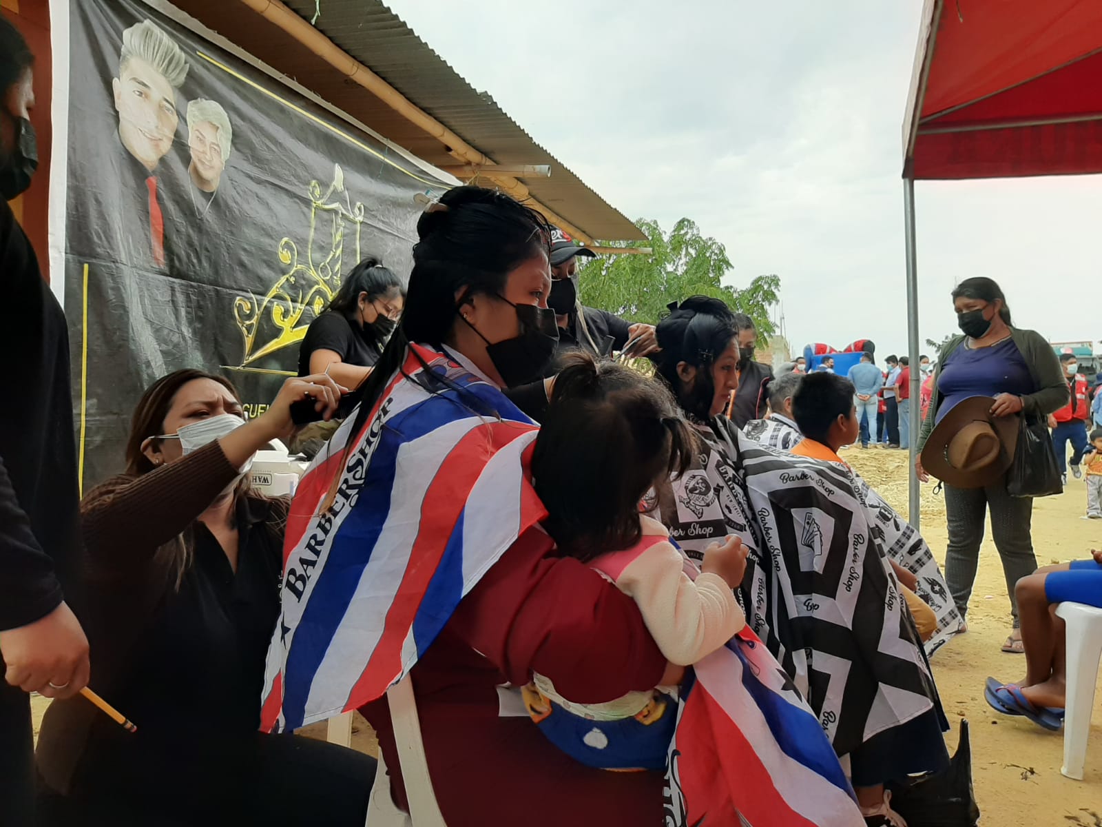Realizan jornada de corte de cabello gratis para descontaminar el mar