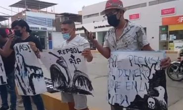 Artistas de Piura realizan protesta frente a grifo Repsol