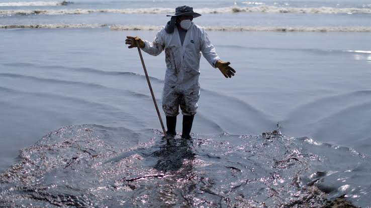 Derrame de petróleo: Repsol “estima culminar” limpieza de playas y zona marítima a finales de febrero
