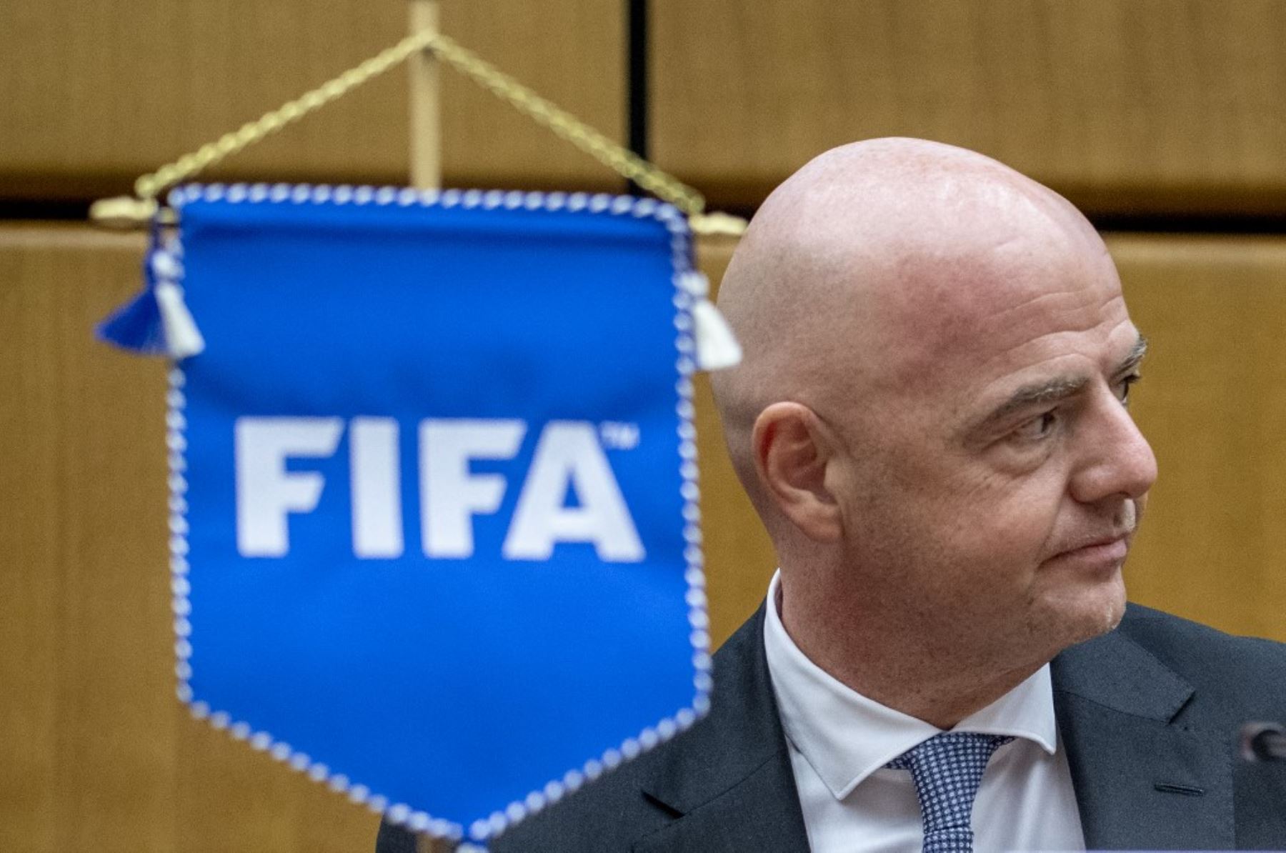 FIFA prohíbe a Rusia jugar de local, además de usar himno y bandera
