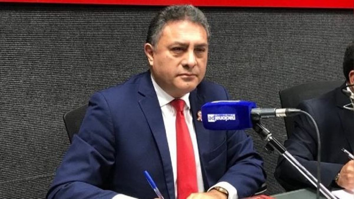 Carlos Jaico renunció como secretario general y denuncia que hay un “gabinete en la sombra”