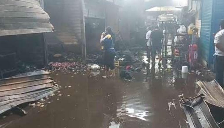 Incendio destruye más de 50 puestos en Mercado Anexo de Piura