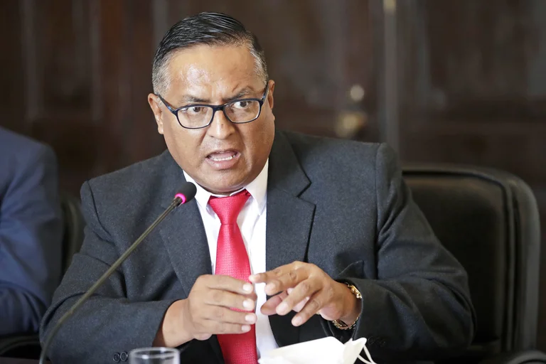 Ministro de Salud desconocía autorización otorgada a Molnupiravir pero adelanta que Perú “no lo comprará”