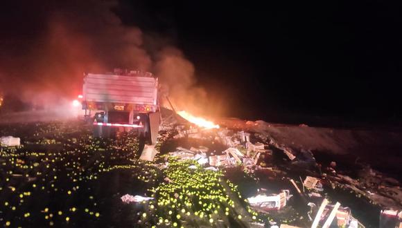 Piura: conductor muere carbonizado tras impacto de dos tráiler en la carretera Panamericana