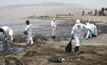 Minam: solo se han recuperado dos mil barriles de crudo de los más de 10 mil vertidos en el mar