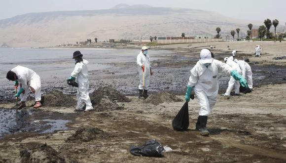 Minam: solo se han recuperado dos mil barriles de crudo de los más de 10 mil vertidos en el mar