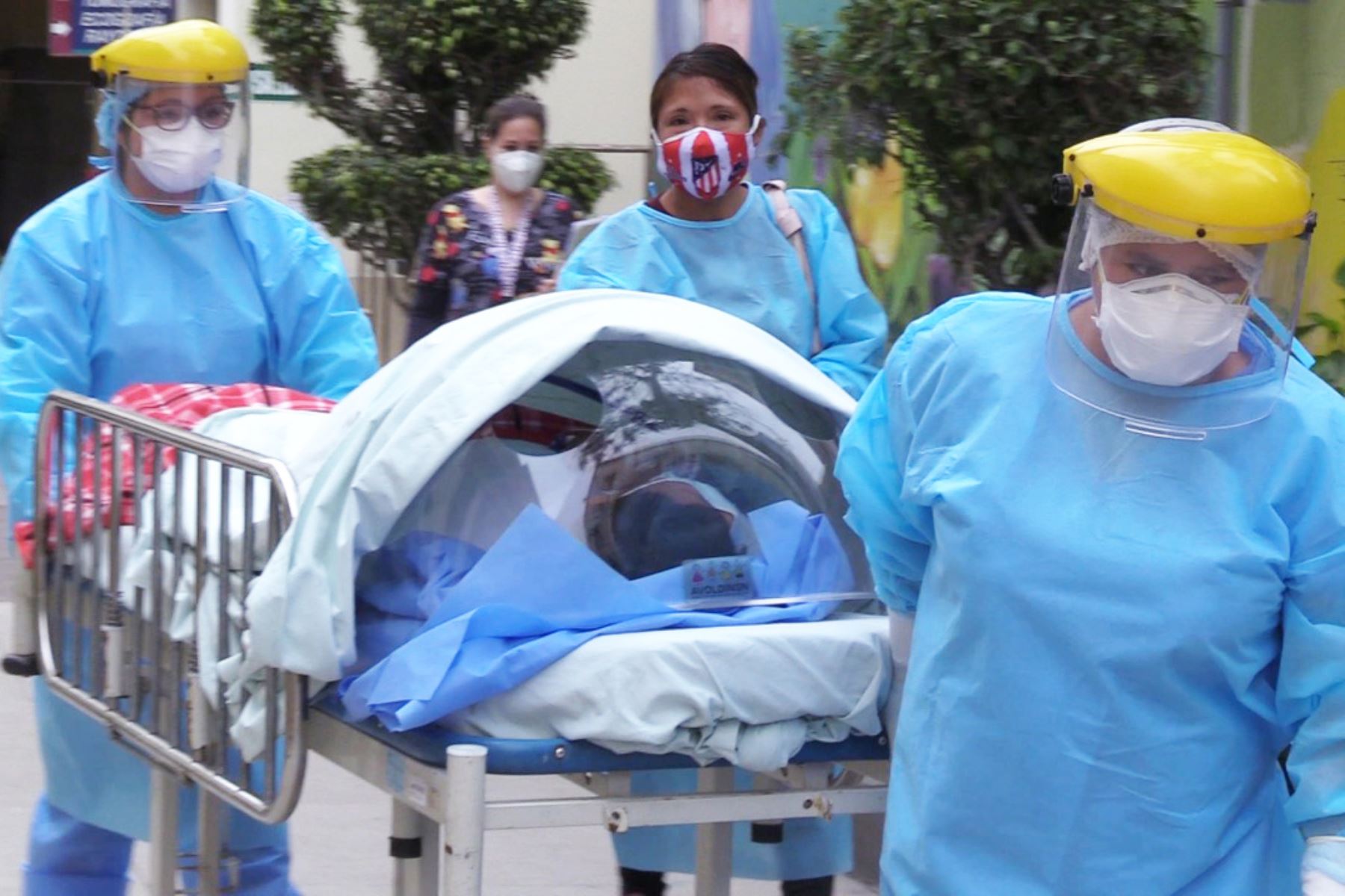 Dos niños piuranos con covid-19 permanecen en UCI de hospital de Lima