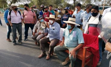 Paro agrario: carretera Piura-Chulucanas permanece bloqueada por decenas de agricultores