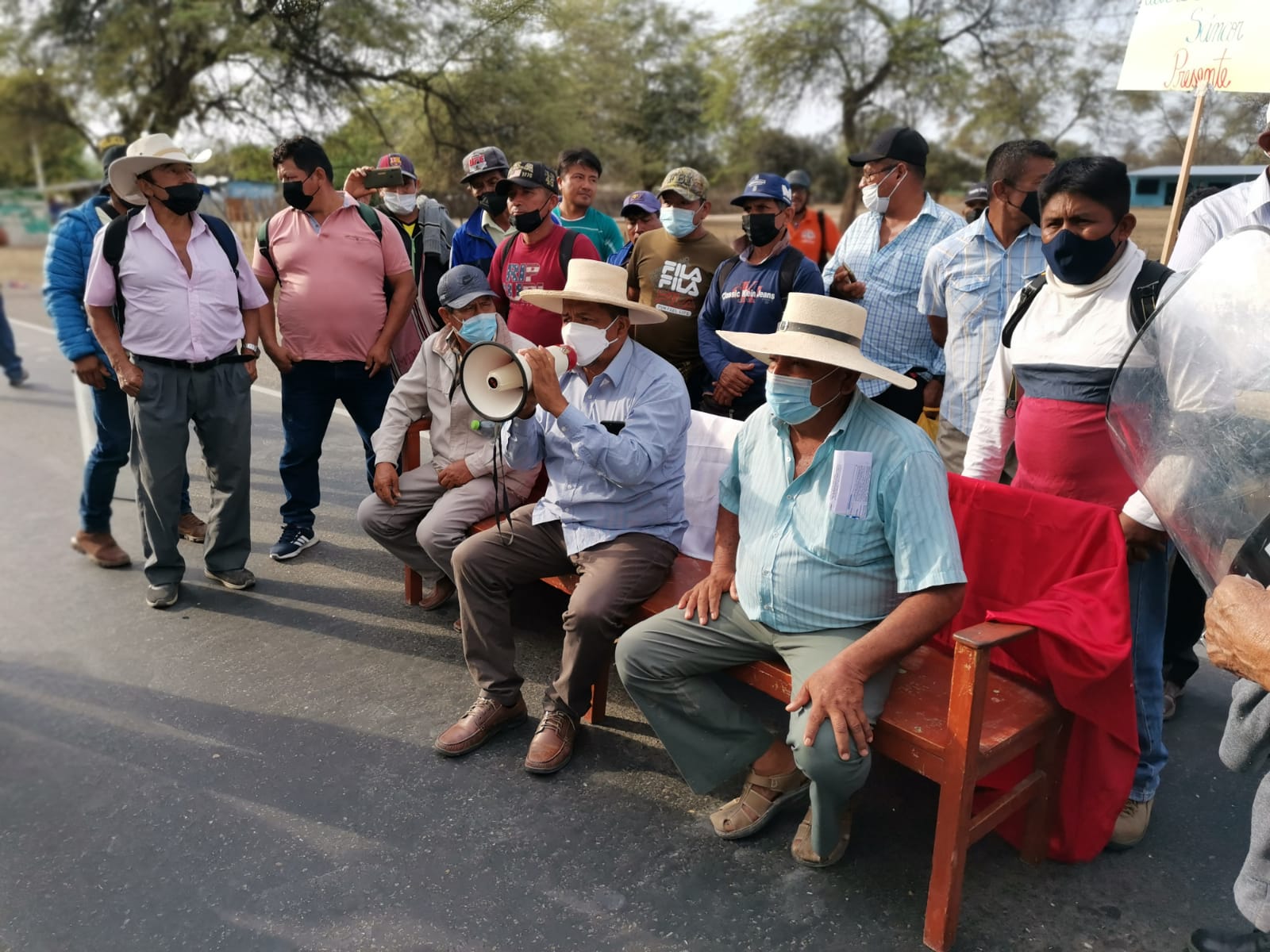 Paro agrario: carretera Piura-Chulucanas permanece bloqueada por decenas de agricultores