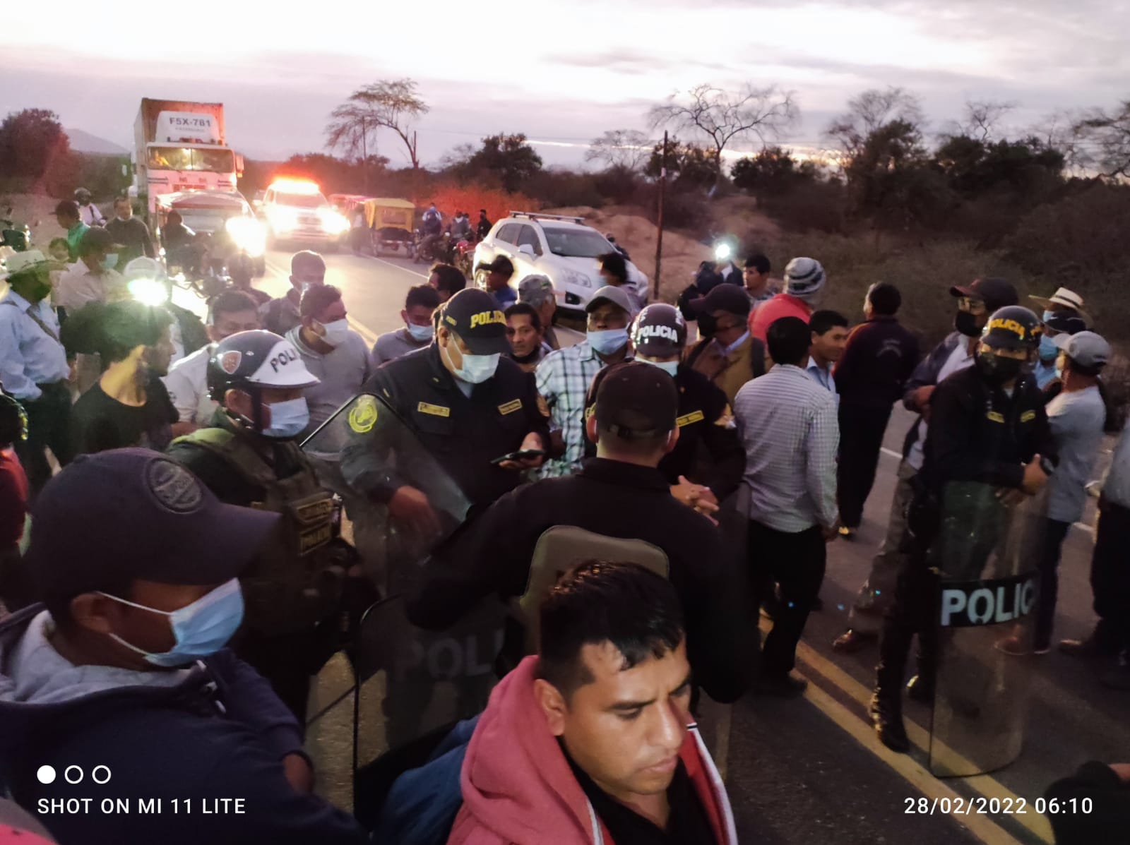 Agricultores del Alto Piura bloquean Km 41 exigiendo al gobernador cambio de funcionarios del Peihap