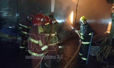 Piura: incendio consume decenas de puestos en Mercado Anexo