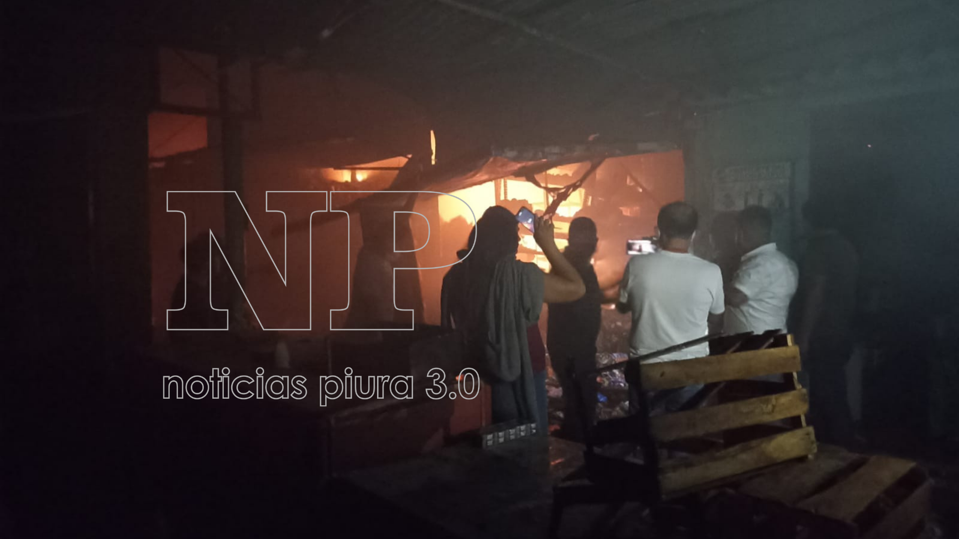 Piura: incendio consume decenas de puestos en exterminal pesquero