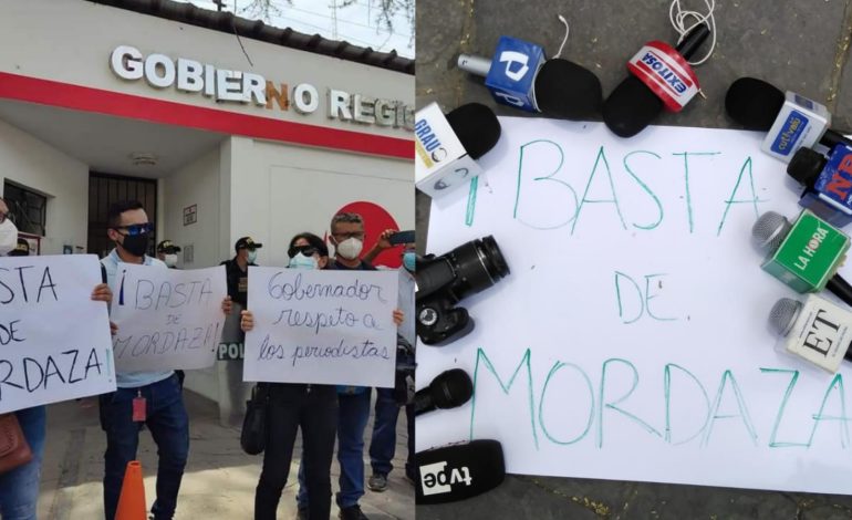 Periodistas de Piura protestan en los exteriores del Gobierno Regional exigiendo libertad de prensa