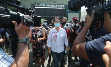 Keiko Fujimori asegura que su padre se quedará en Perú tras restituirse indulto