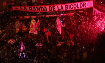 Hinchas peruanos realizaron banderazo previo al encuentro contra Paraguay