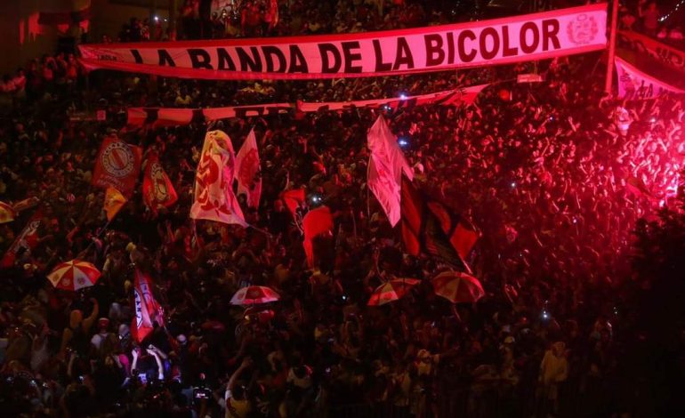 Hinchas peruanos realizaron banderazo previo al encuentro contra Paraguay