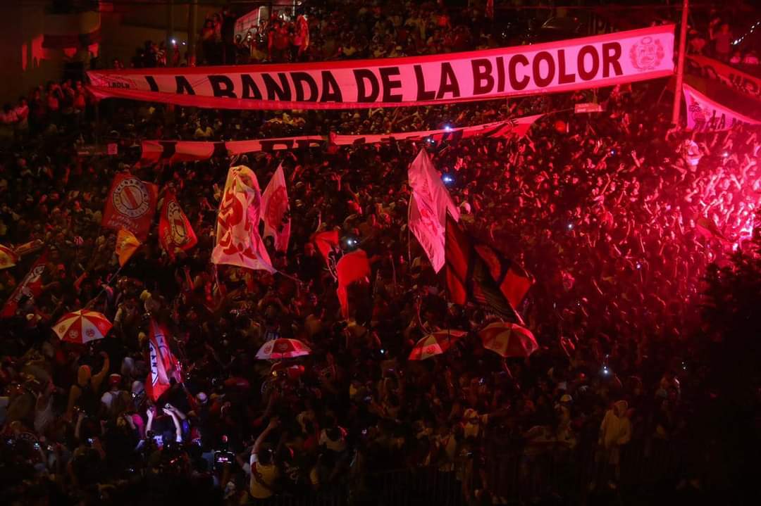 Hinchas peruanos realizaron banderazo previo al encuentro contra Paraguay