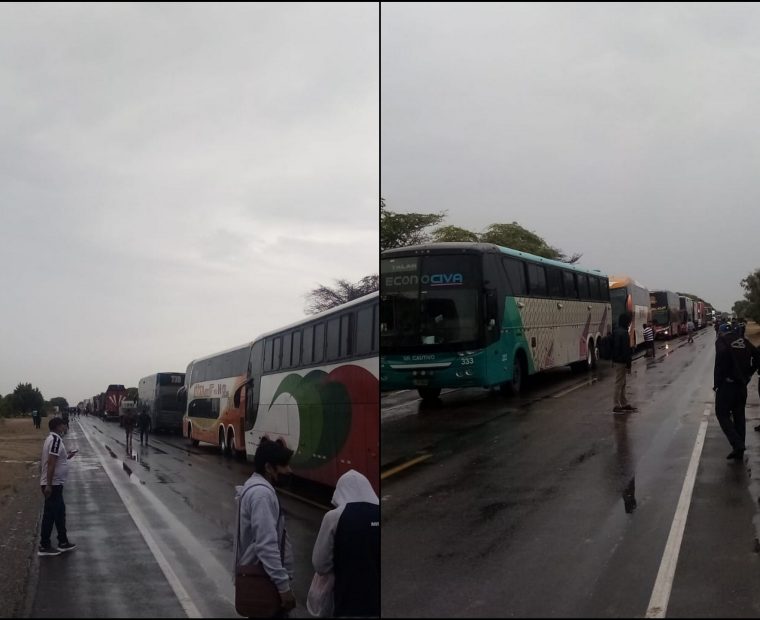 Transportistas acatan paro y bloquean carreteras ante alza de combustibles