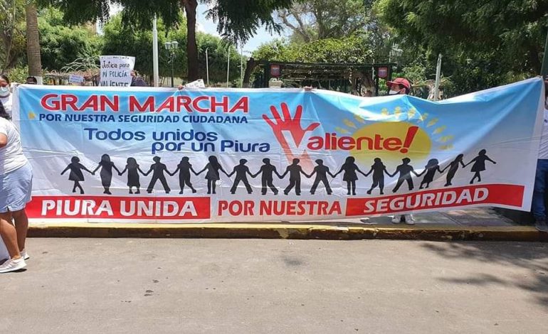 Familiares de los policías condenados a prisión marchan por las calles de Piura