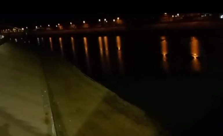 Rescatan con vida a persona que se lanzó al río Piura desde el puente Bolognesi