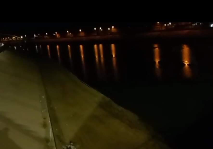 Rescatan con vida a persona que se lanzó al río Piura desde el puente Bolognesi