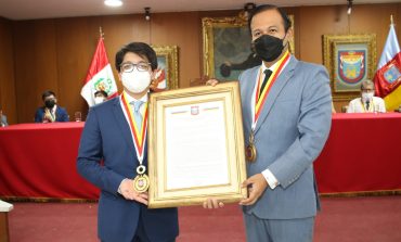 MPP entrega medalla de oro de la ciudad al tenor piurano Iván Ayón
