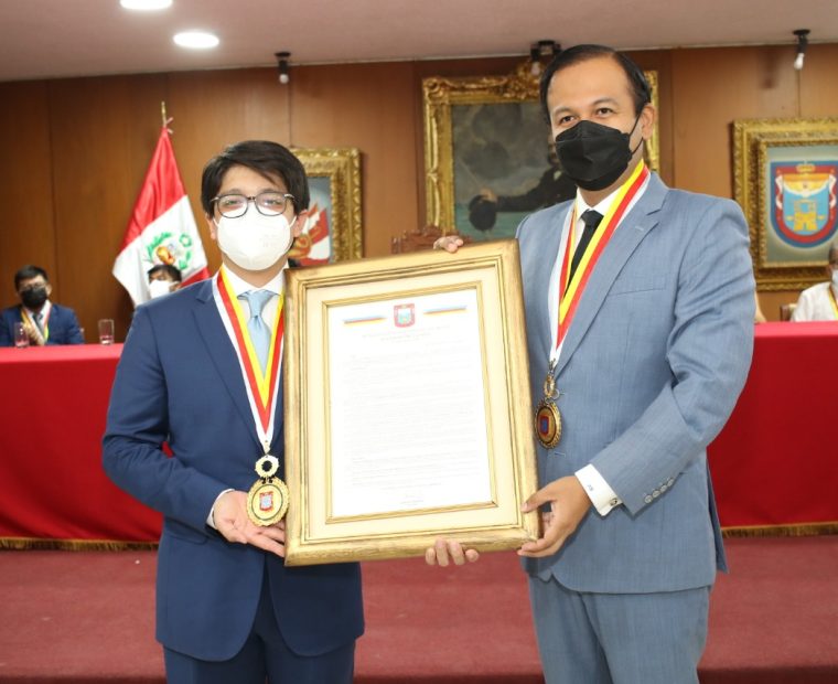 MPP entrega medalla de oro de la ciudad al tenor piurano Iván Ayón