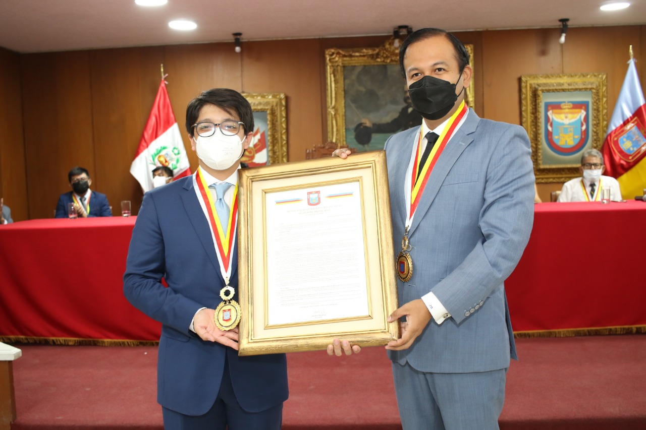 MPP entrega medalla de oro de la ciudad al tenor piurano Iván Ayón