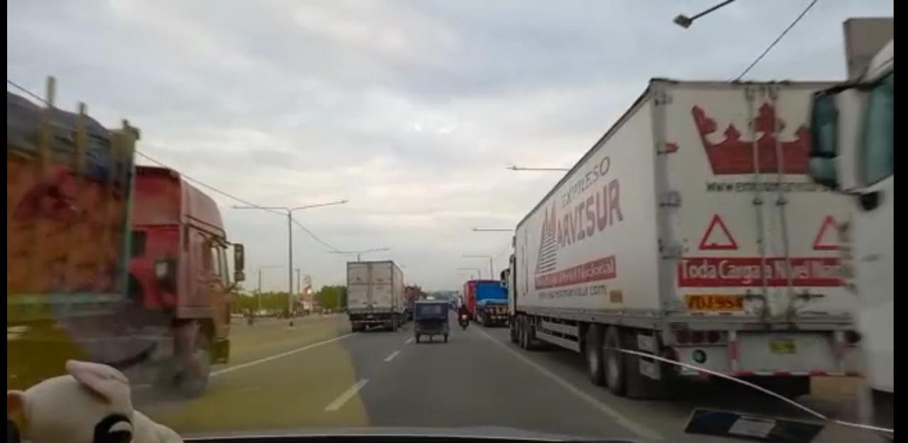 Transportistas bloquean carretera Piura-Sullana por alza de precios del combustible