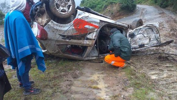 Piura: Huaico arrastra un auto en vía Canchaque – Huancabamba