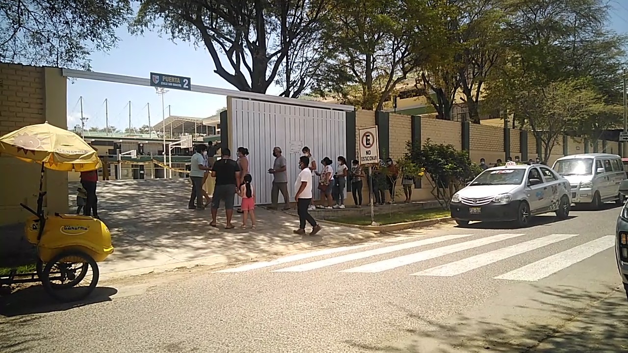 Padres de familia forman largas colas para recoger a sus hijos del colegio