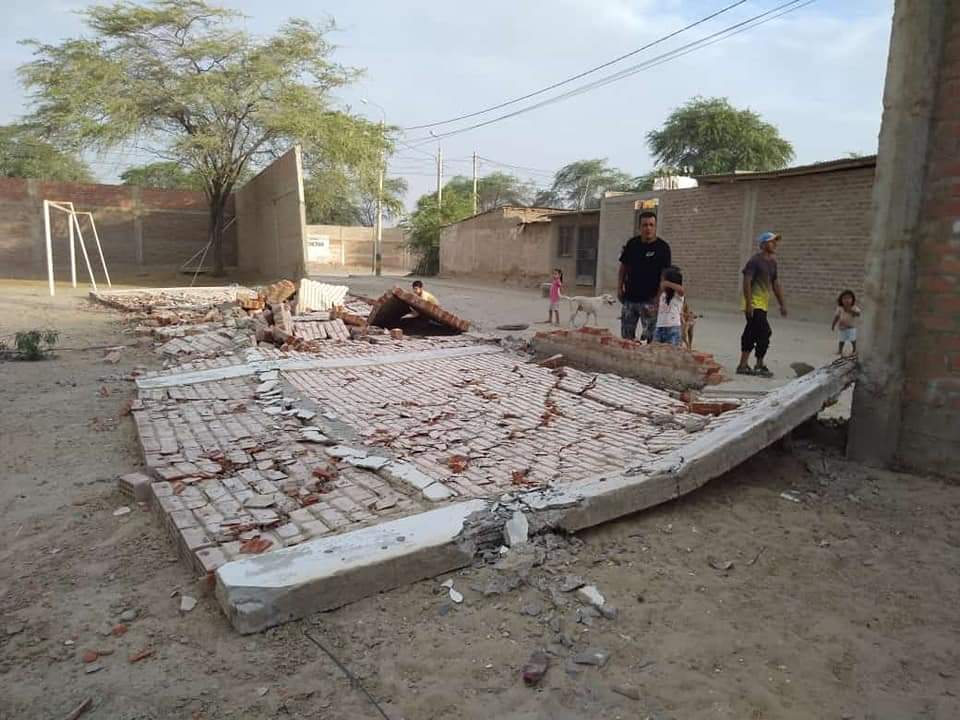 Piura: con dos personas Gobierno Regional pretende evitar caída de paredes en colegio