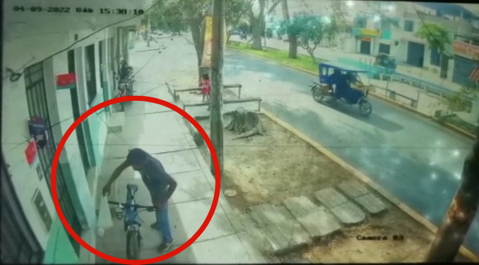 Le roban bicicleta a niño en la puerta de su casa