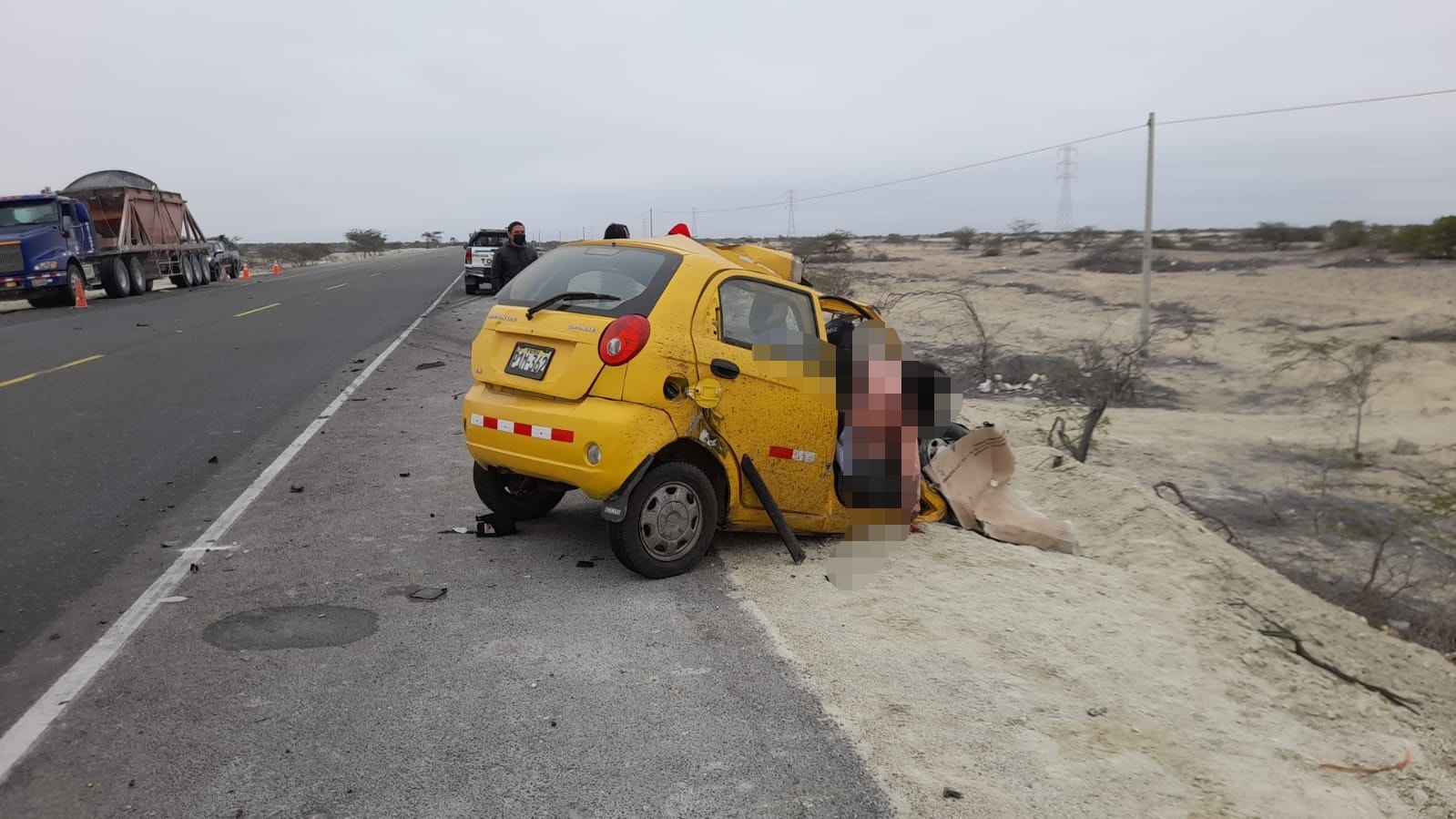 Piura: Tres personas mueren al chocar un automóvil contra un tráiler en la carretera Panamericana