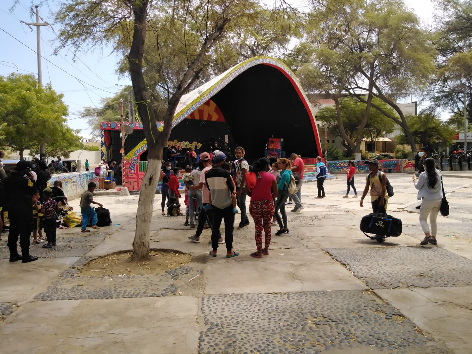 Policía desaloja a extranjeros posicionados en el parque infantil de Piura