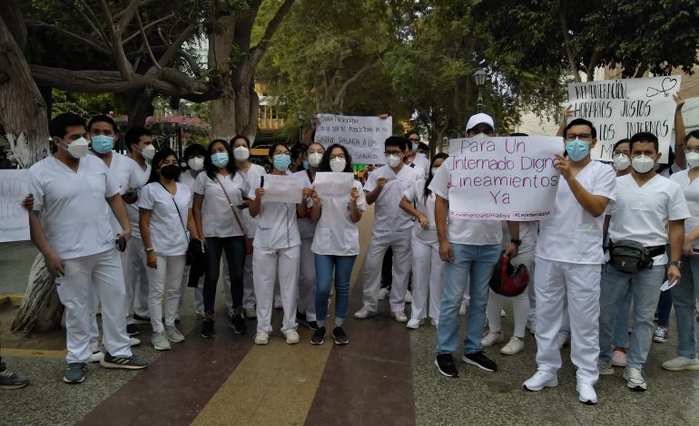 Piura: Estudiantes exigen ley que regule beneficios de internos de medicina